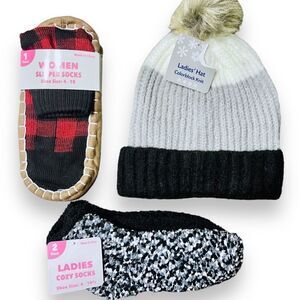 Women’s Beanie Socks Set NWT Winter Clothes Snow Ski Pom-Pom Hat Gift